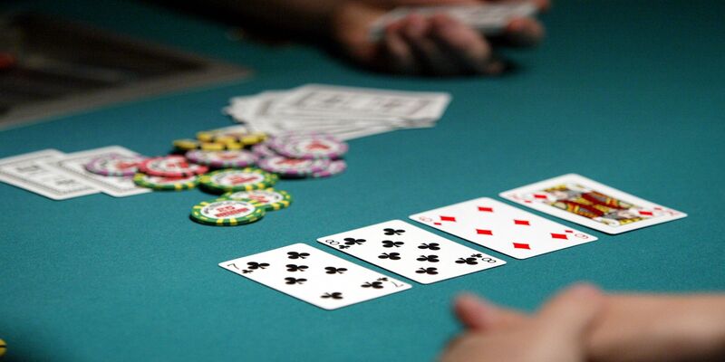 Hướng dẫn quy trình chi tiết trong một ván bài Poker cược thủ cần biết